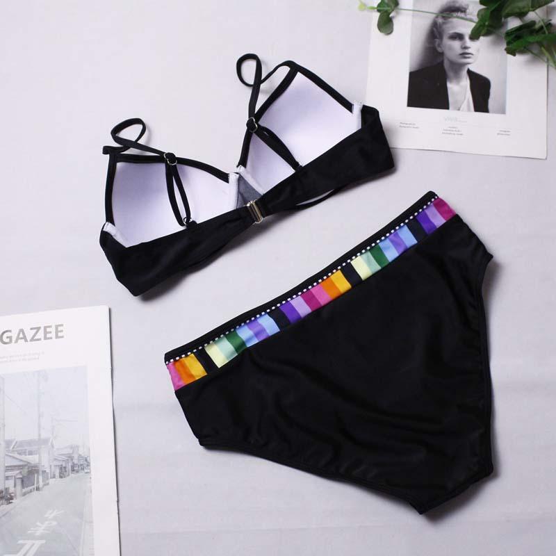Wygodne damskie bikini, dwuczęściowy strój kąpielowy z kolorowymi wstawkami na plażę i basen.