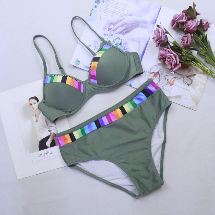 Elegancki dwuczęściowy strój kąpielowy bikini, modny i kolorowy na letnie dni.