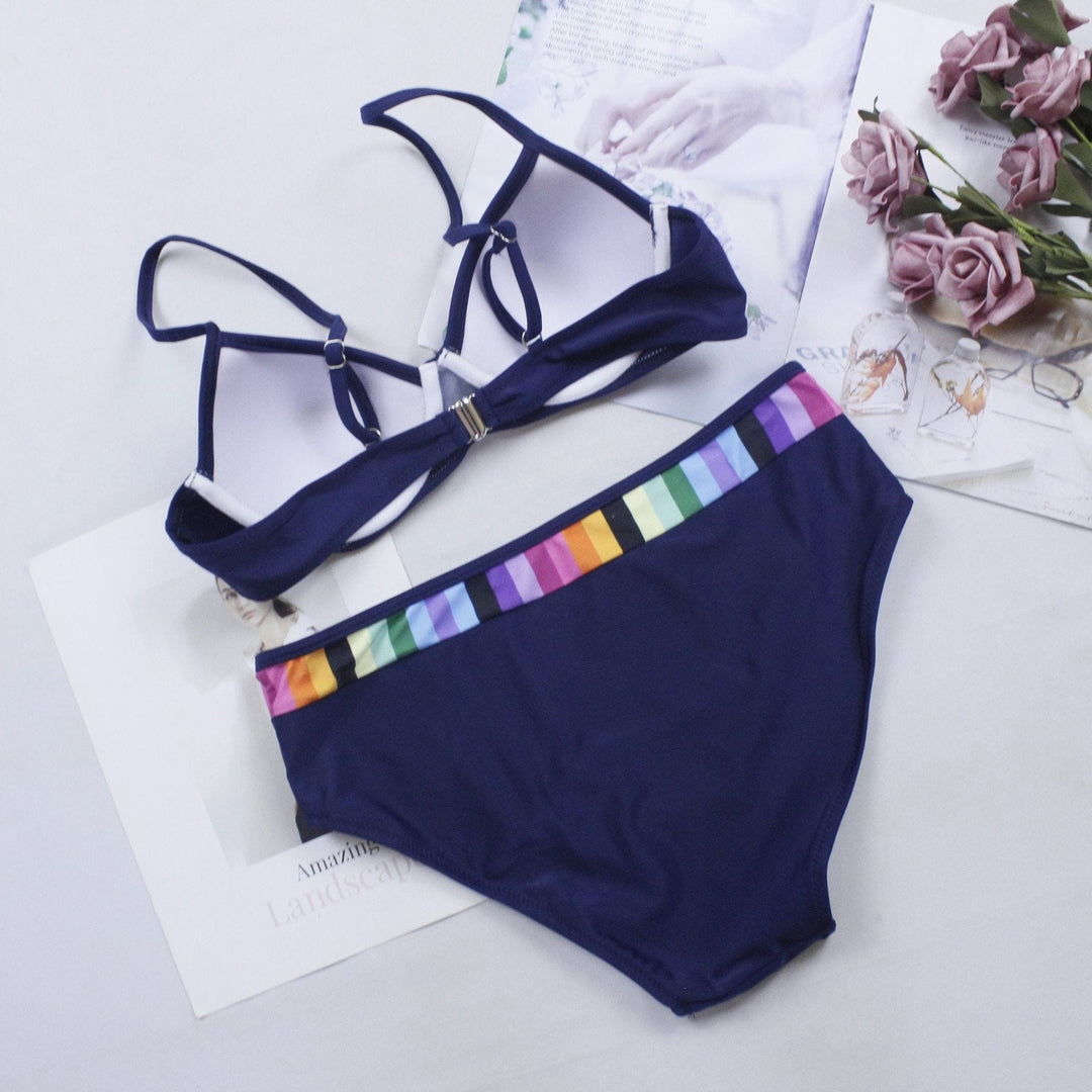 Detal kolorowych wstawek na eleganckim damskim bikini, dwuczęściowy strój kąpielowy na lato.