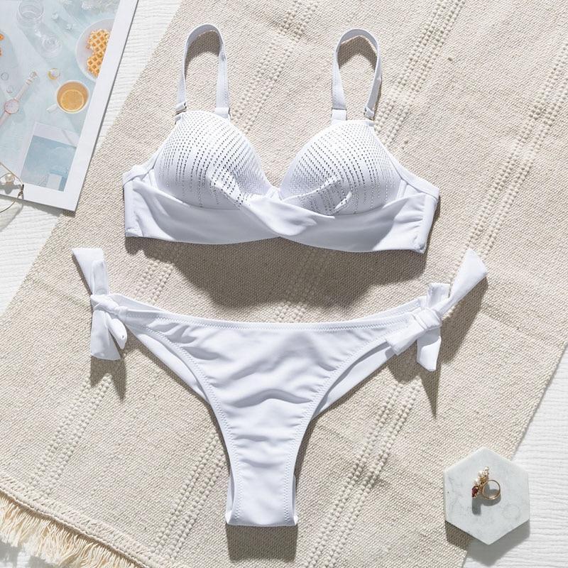 Zbliżenie na top dwuczęściowego bikini damskiego z kryształkami. Elegancki strój kąpielowy na plażę.