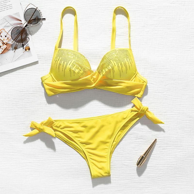 Piękny damski strój kąpielowy bikini z kryształkami, idealny na letnie dni na plaży. Dwuczęściowy.