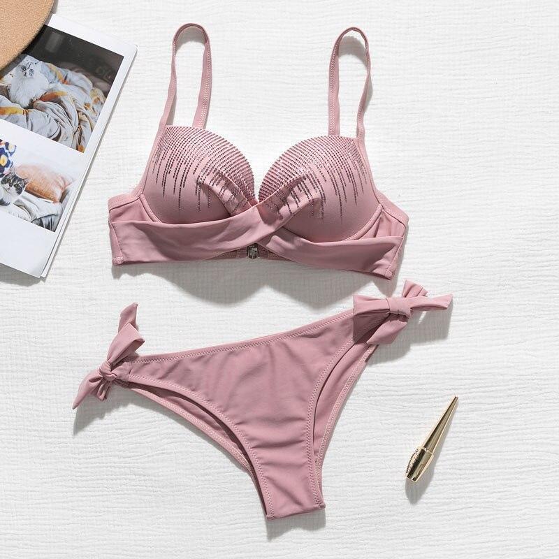 Modelka w luksusowym dwuczęściowym bikini z kryształkami. Damski modny kostium kąpielowy na plażę.