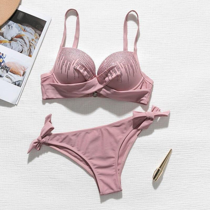 Modelka w luksusowym dwuczęściowym bikini z kryształkami. Damski modny kostium kąpielowy na plażę.
