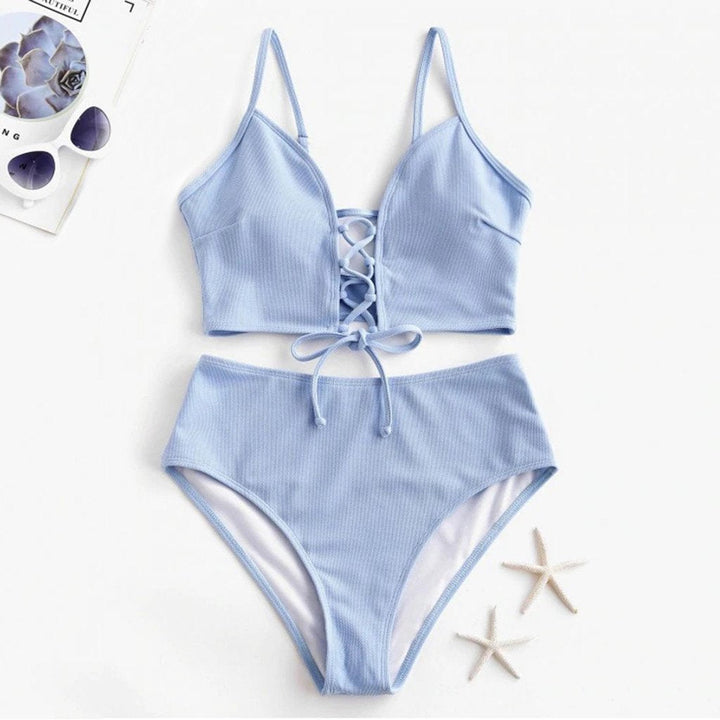 Damskie bikini z wysokim stanem i ażurowym biustonoszem, idealne na plażę i lato. Dwuczęściowy strój kąpielowy.