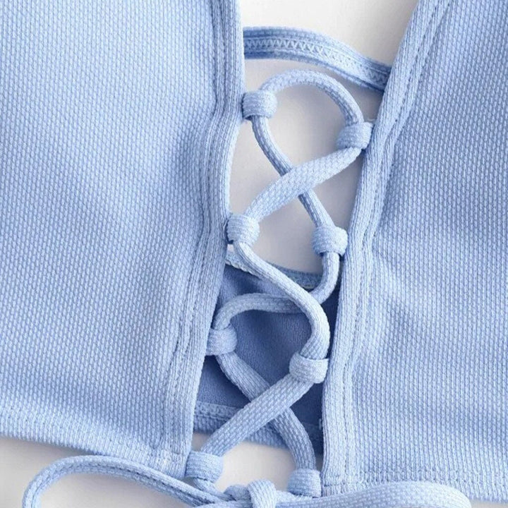 Ażurowy biustonosz i figi z wysokim stanem. Damski strój kąpielowy bikini na plażę. Letni modny design.