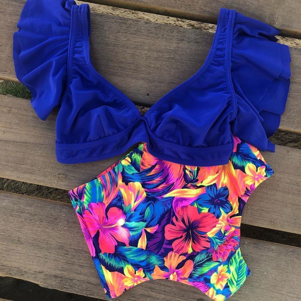 Kwiatowe bikini z wysokim stanem, ozdobione uroczymi falbankami. Damski strój kąpielowy na lato.