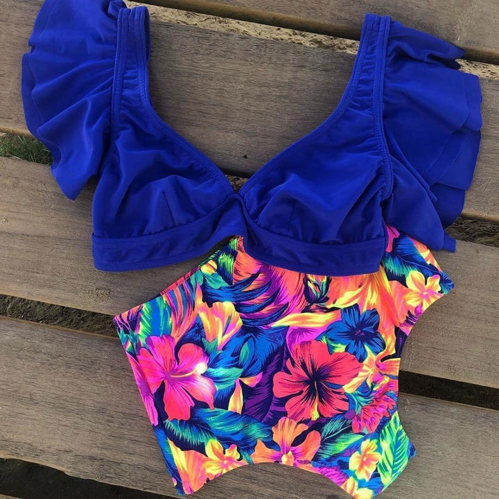 Kwiatowe bikini z wysokim stanem, ozdobione uroczymi falbankami. Damski strój kąpielowy na lato.