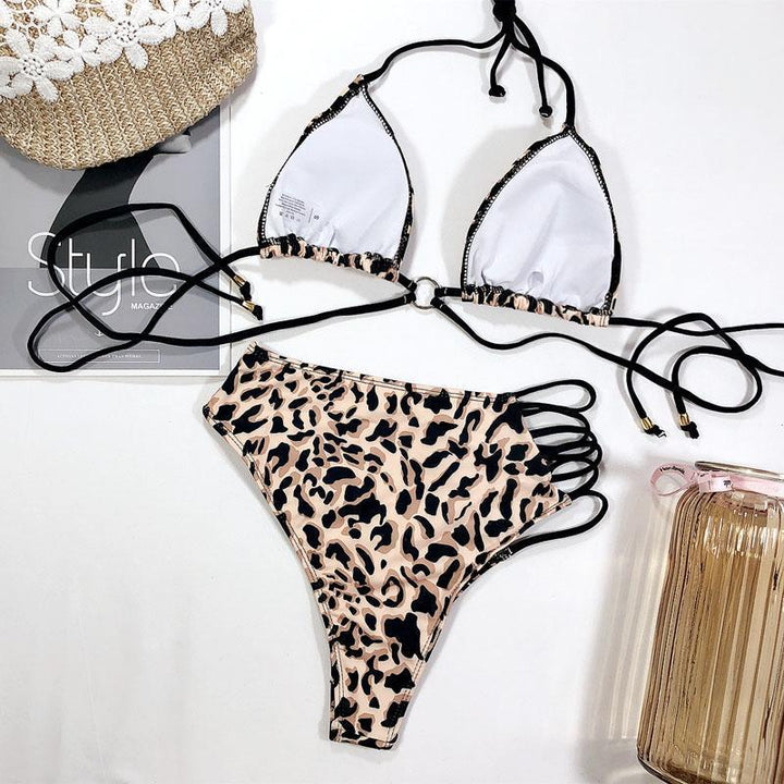 Beżowy damski strój kąpielowy bikini z wysokim stanem, ozdobne paski. Modny dwuczęściowy na lato.