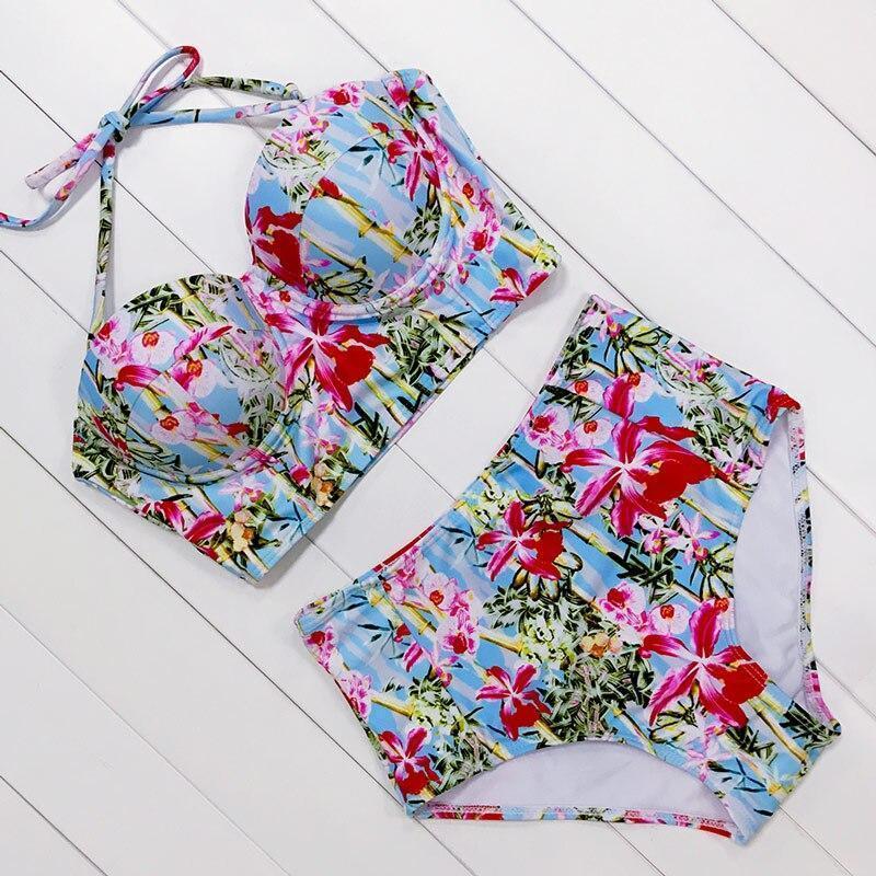 Elegancki strój kąpielowy bikini, wysoki stan, wzór kwiatowy, idealny na wakacje.