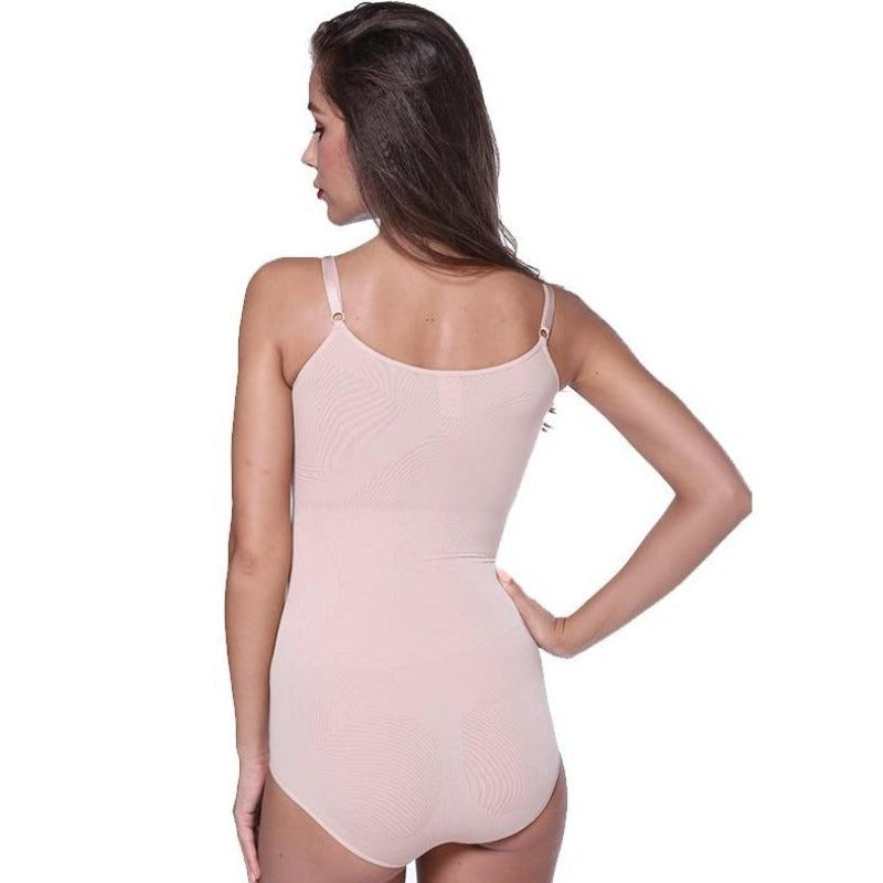 Czarne damskie body modelujące z regulowanymi cienkimi ramiączkami, zapewniające idealną sylwetkę i elegancję.