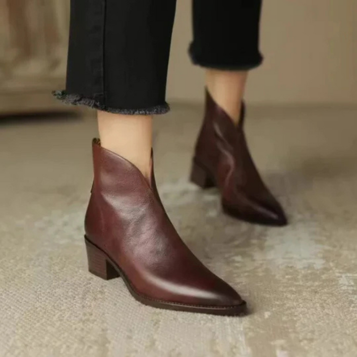 Klasyczne botki damskie na niskim obcasie, widok z boku. Eleganckie i uniwersalne obuwie.