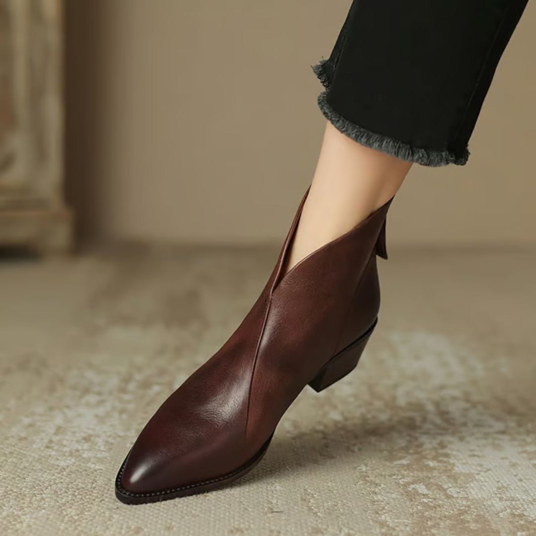 Damskie botki eleganckie, z gładkiej skóry, z subtelnym zdobieniem. Wysoka jakość i modny styl.