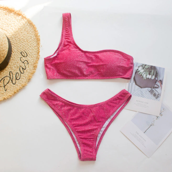 Dwuczęściowe bikini damskie z brokatem: top na jedno ramię i klasyczne figi. Stylowy strój kąpielowy.