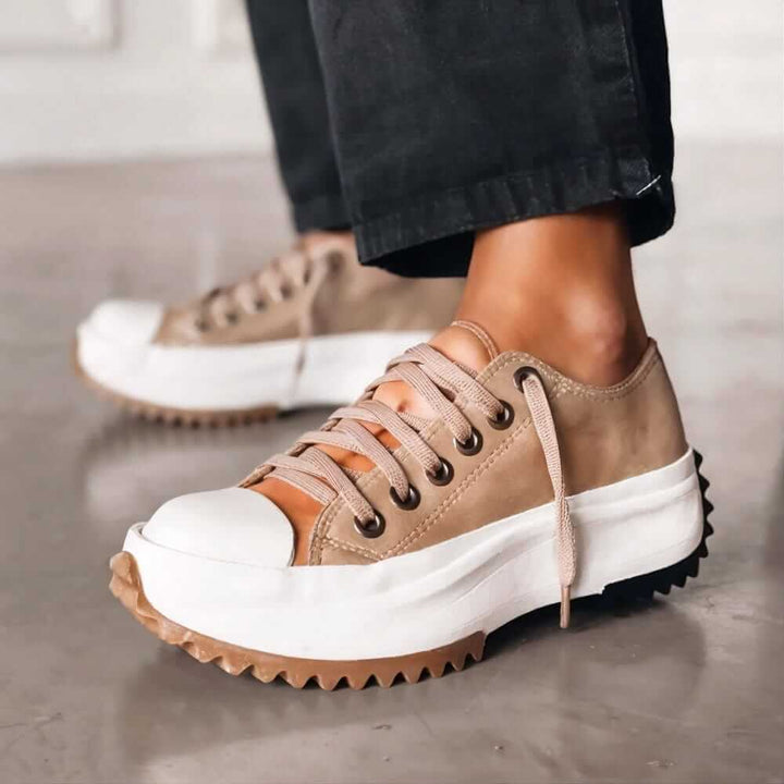 Damskie buty vintage z paskiem, idealne do chodzenia. Eleganckie retro obuwie damskie, komfort na co dzień.
