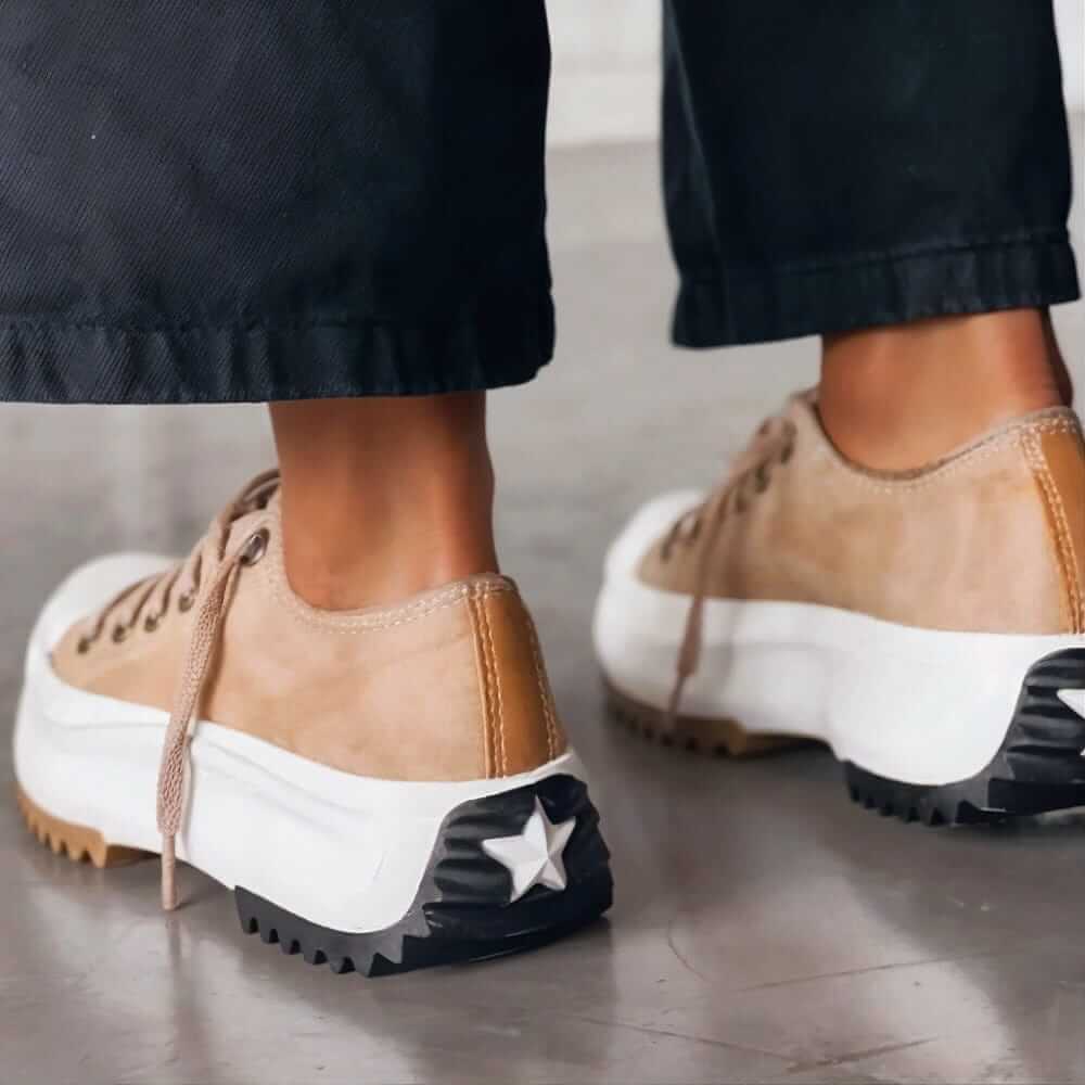 Komfortowe damskie buty retro do chodzenia z paskiem. Stylowe obuwie vintage, idealne na codzienne spacery.