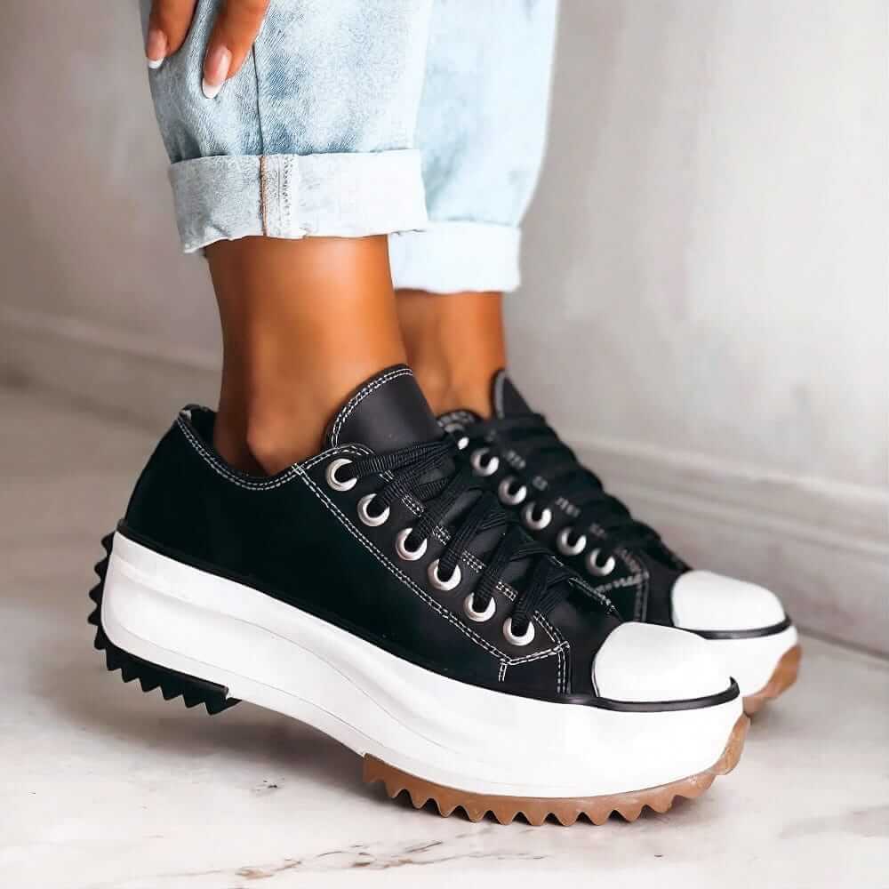 Eleganckie damskie buty vintage z paskiem. Stylowe obuwie retro, podkreślające modę damską i komfort noszenia.