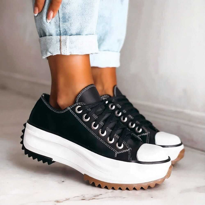 Eleganckie damskie buty vintage z paskiem. Stylowe obuwie retro, podkreślające modę damską i komfort noszenia.