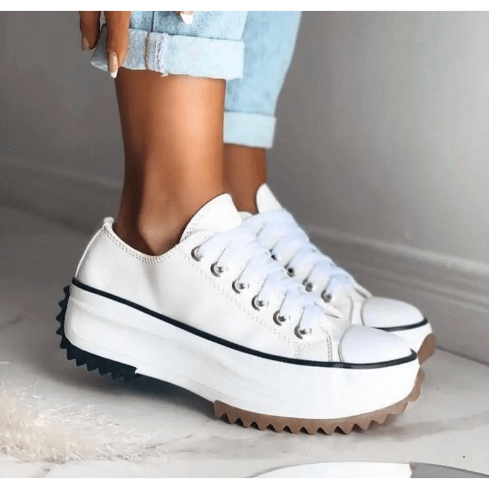 Damskie buty vintage z zapięciem na pasek. Modne retro obuwie do chodzenia, łączące elegancję i komfort.
