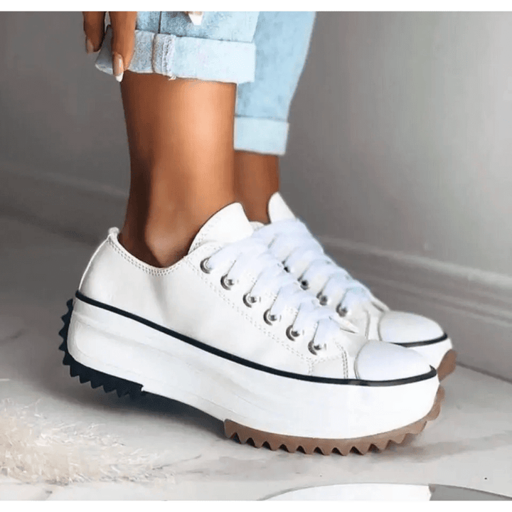Damskie buty vintage z zapięciem na pasek. Modne retro obuwie do chodzenia, łączące elegancję i komfort.