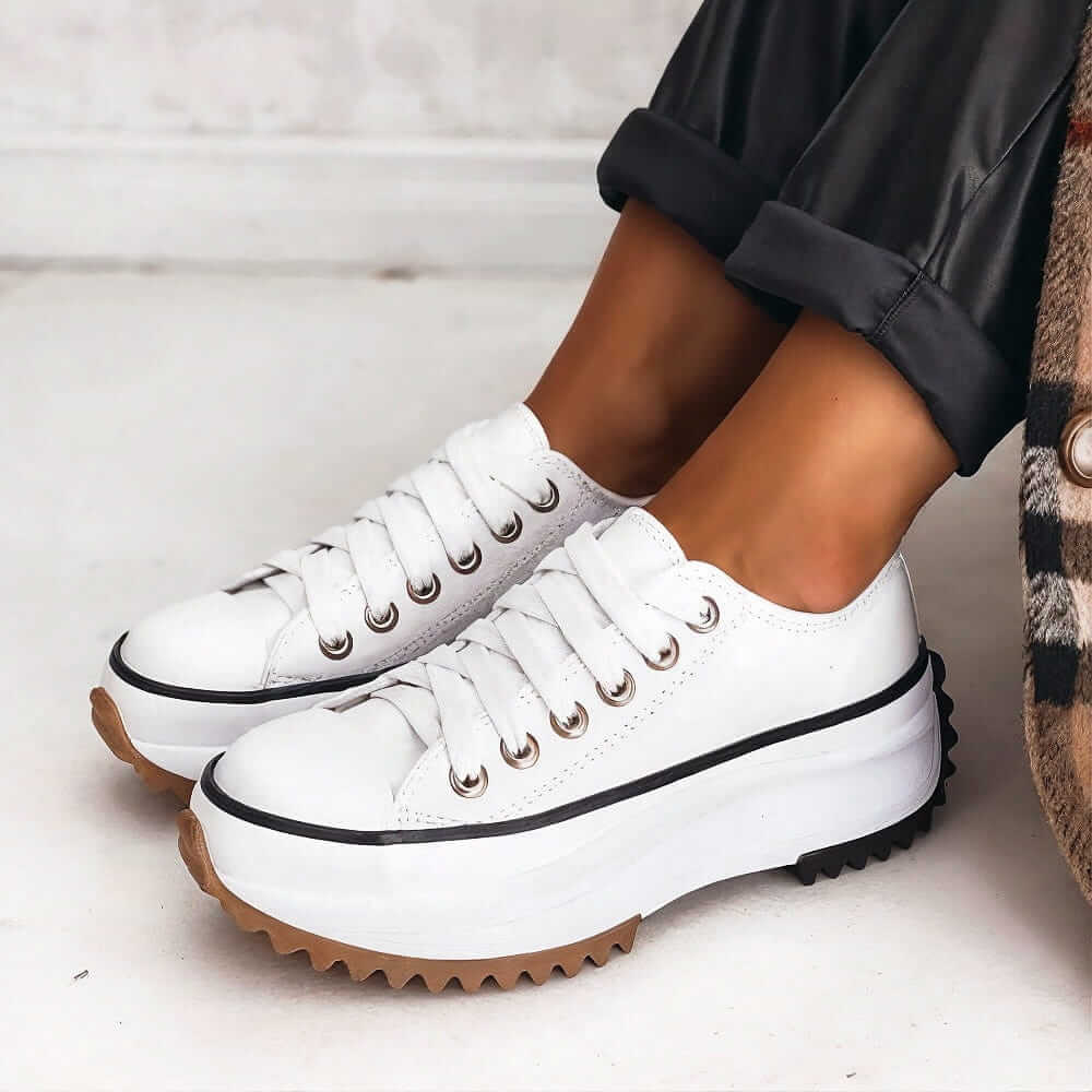 Stylowe damskie buty do chodzenia w stylu retro z paskiem. Obuwie vintage, idealne do codziennych stylizacji.