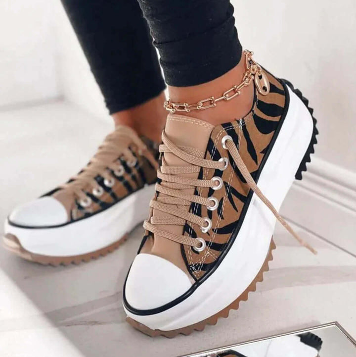 Wszechstronne damskie buty vintage z paskiem. Komfortowe obuwie retro do chodzenia, idealne dla modnej kobiety.