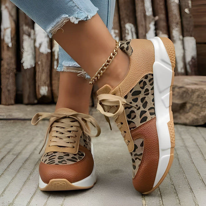 Stylowe buty damskie Wendy z nadrukiem panterki. Modne i wygodne obuwie w stylu casual, idealne na wiosnę/jesień.
