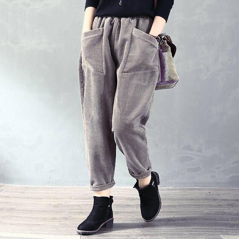 Damskie chinosy sztruksowe z szerokimi nogawkami, idealne do stylizacji streetwear i casual. Modne i wygodne.