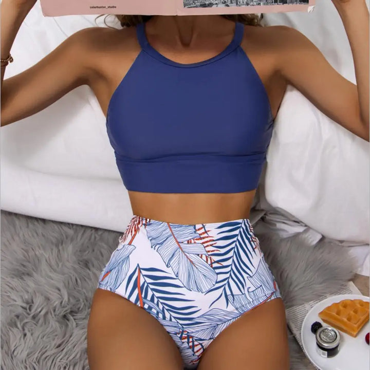 Góra od stroju kąpielowego: damski top bikini z delikatnym kwiatowym wzorem na słoneczny dzień.