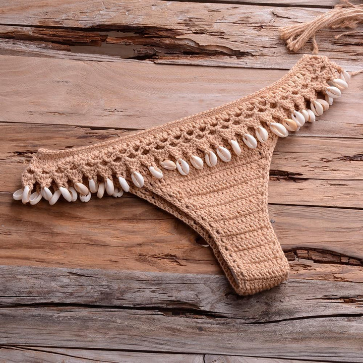 Plażowe figi bikini damskie w stylu boho, brazylijski fason, z unikatowymi muszelkami.