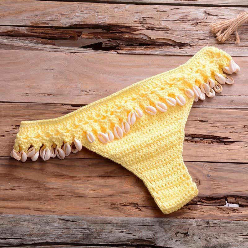 Zbliżenie: ozdobne muszelki na damskich figach bikini brazylijskich w stylu boho.