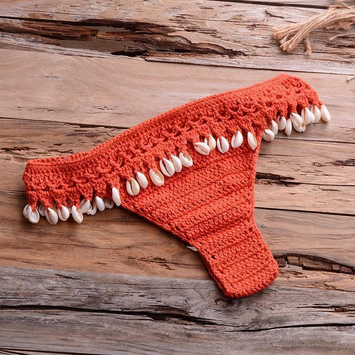 Tył damskich fig bikini brazylijskich boho z muszelkami, podkreślający sylwetkę na plaży.