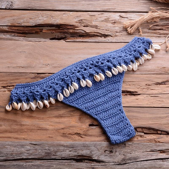 Przód: damskie figi bikini brazylijskie, styl boho, z ozdobnymi muszelkami. Letnia moda.