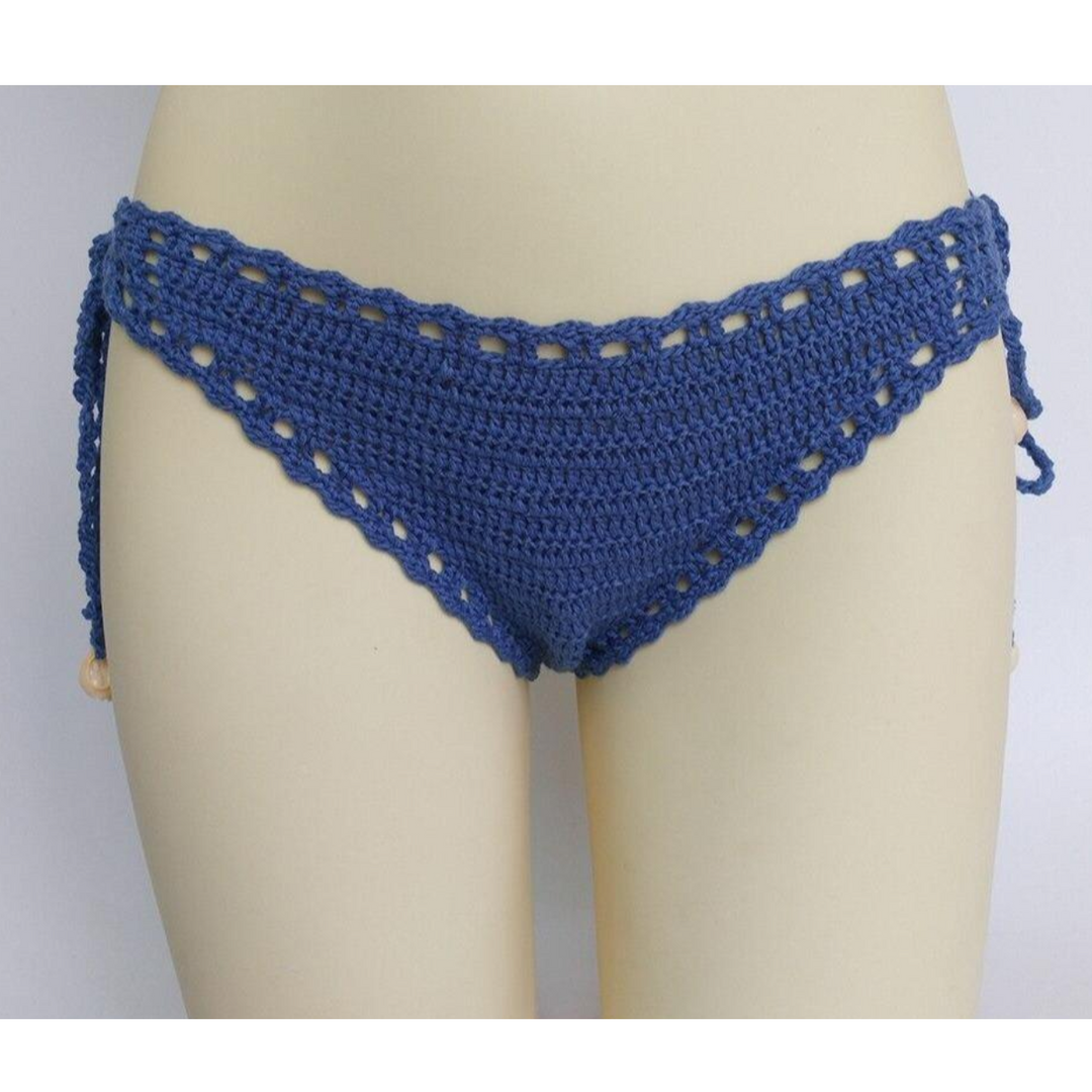 Eleganckie damskie figi bikini plecione z wiązaniami. Letni strój kąpielowy w stylu boho na plażę.