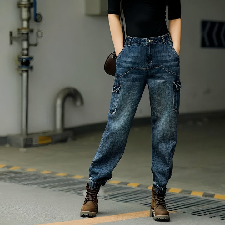 Damskie jeansy Kathy z modnym patchworkiem, idealne na co dzień. Wygodne niebieskie spodnie w casualowym stylu.