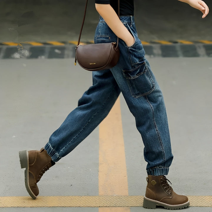 Wygodne damskie jeansy Kathy z unikalnym patchworkiem. Casualowe niebieskie spodnie, modny styl na co dzień.