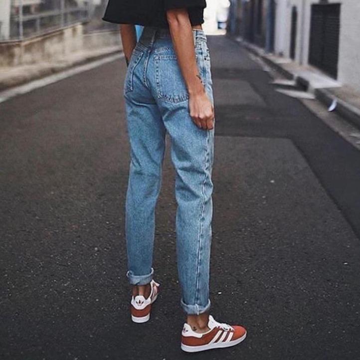 Damskie jeansy mom fit z wysokim stanem, luźne nogawki, klasyczny niebieski kolor, idealne do stylu casual.
