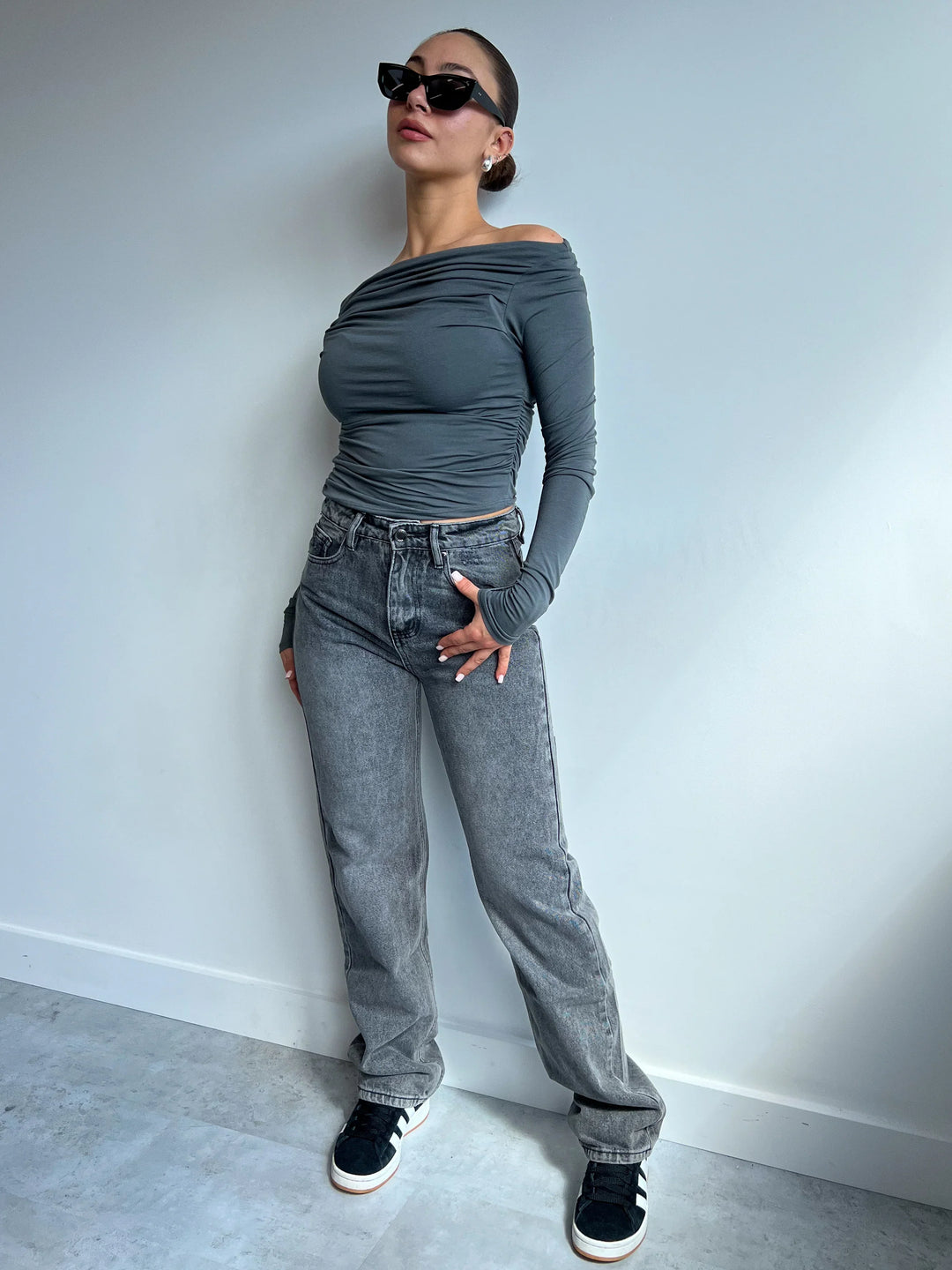 Wygodne jeansy damskie Mom Fit z wysokim stanem, idealne na ciepłe dni, uniwersalny fason na lato.