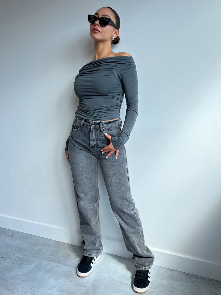 Wygodne jeansy damskie Mom Fit z wysokim stanem, idealne na ciepłe dni, uniwersalny fason na lato.
