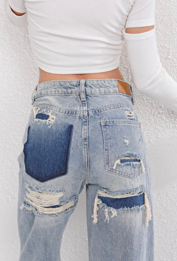 Jeansy damskie Mom Fit z wysokim stanem, podkreślające sylwetkę, idealne do miejskich, casualowych looków.