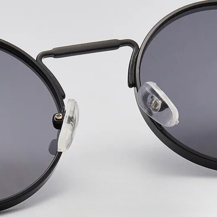 Klasyczne damskie okulary przeciwsłoneczne z eleganckimi zausznikami, czarne, idealne na prezent, modny styl.
