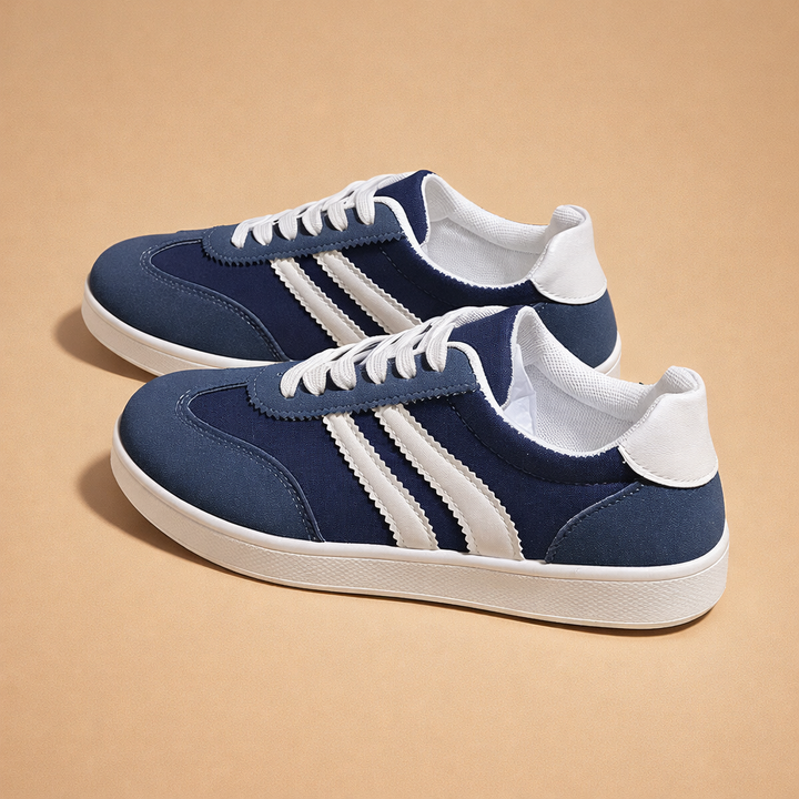 Damskie klasyczne trampki białe, sznurowane. Wygodne obuwie casualowe na wiosnę i lato. Stylowe sneakersy na co dzień.