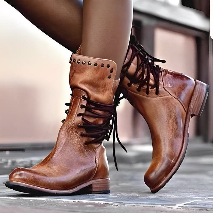 Damskie kozaki Lenora retro, eleganckie, na niskim obcasie. Idealne buty jesienne i zimowe. Klasyczny styl i komfort.