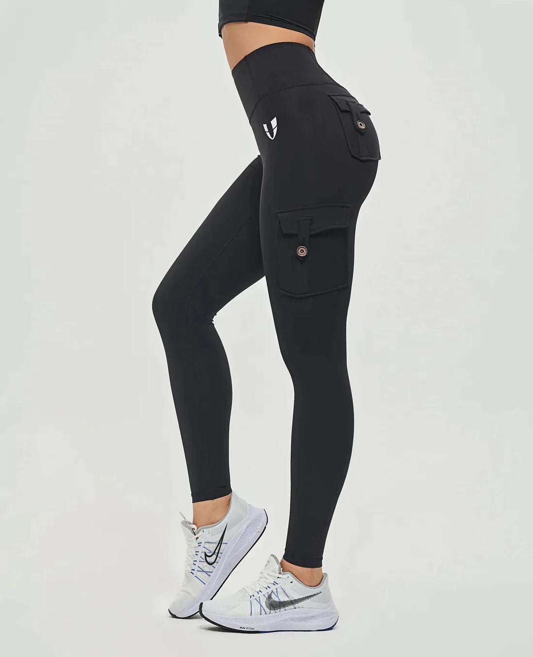 Damskie legginsy cargo z wysokim stanem, sportowe i modelujące sylwetkę. Idealne do aktywności, wygodne.