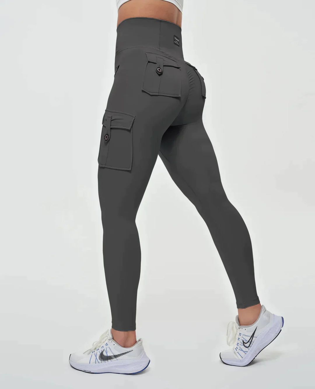 Czarne legginsy cargo damskie z wysokim stanem. Wygodne do noszenia na co dzień, casualowy styl na wiosnę.