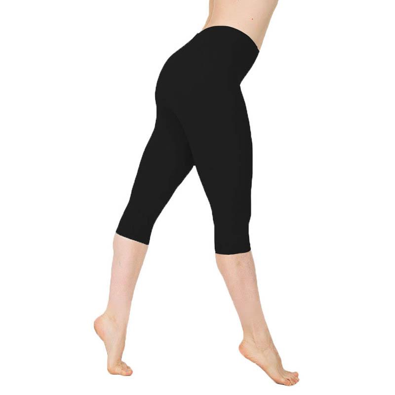 Czarne damskie legginsy sportowe 3/4. Gładkie, elastyczne, z wysokim stanem na trening i fitness.