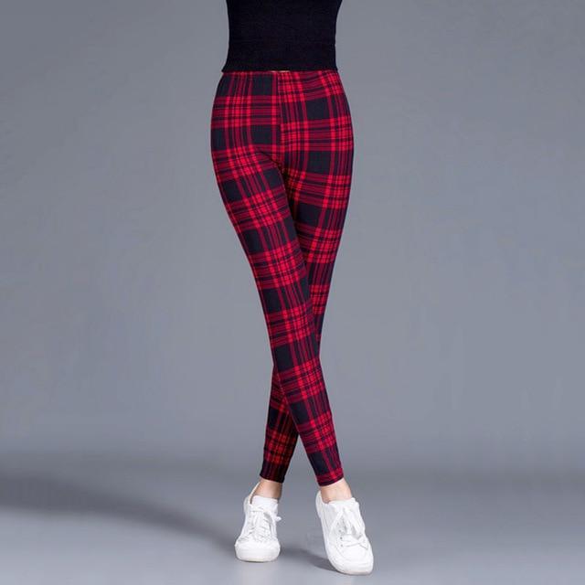 Damskie legginsy w klasyczną kratkę, z wysokim stanem. Elastyczne, komfortowe i modne, dla kobiet ceniących styl.
