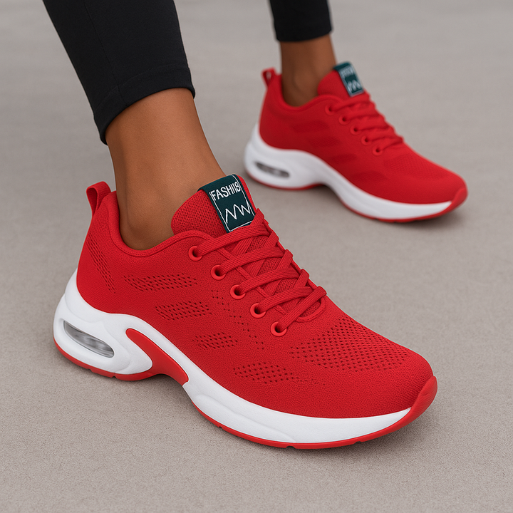 Damskie buty sportowe w jasnym kolorze, lekkie i wygodne. Modne sneakersy na lato.