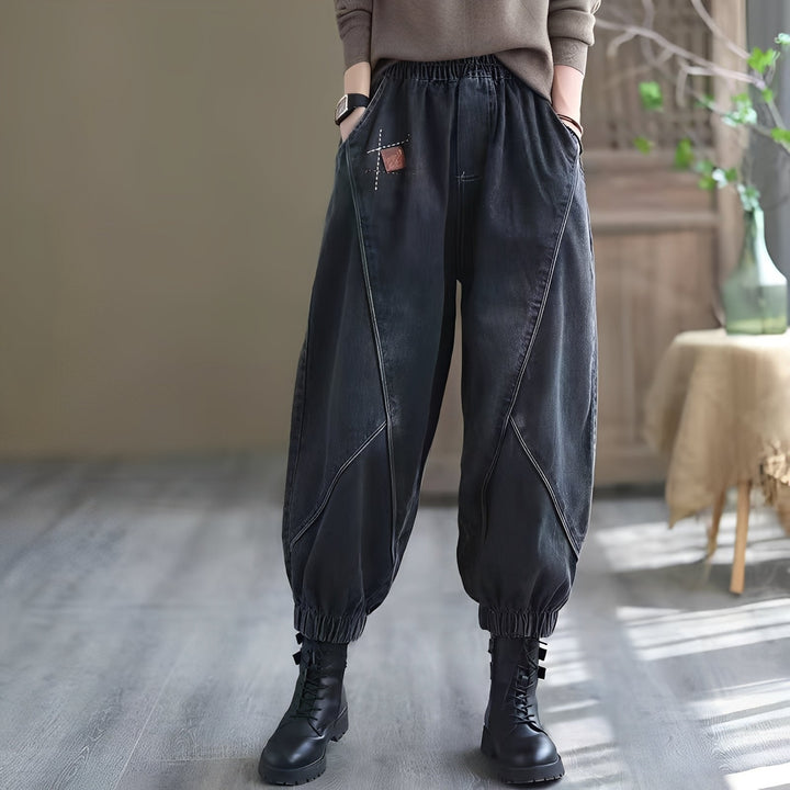 Damskie luźne spodnie retro Maisy. Wygodne, szerokie nogawki, styl vintage na co dzień. Dostępne w kolorze niebieskim i czarnym.