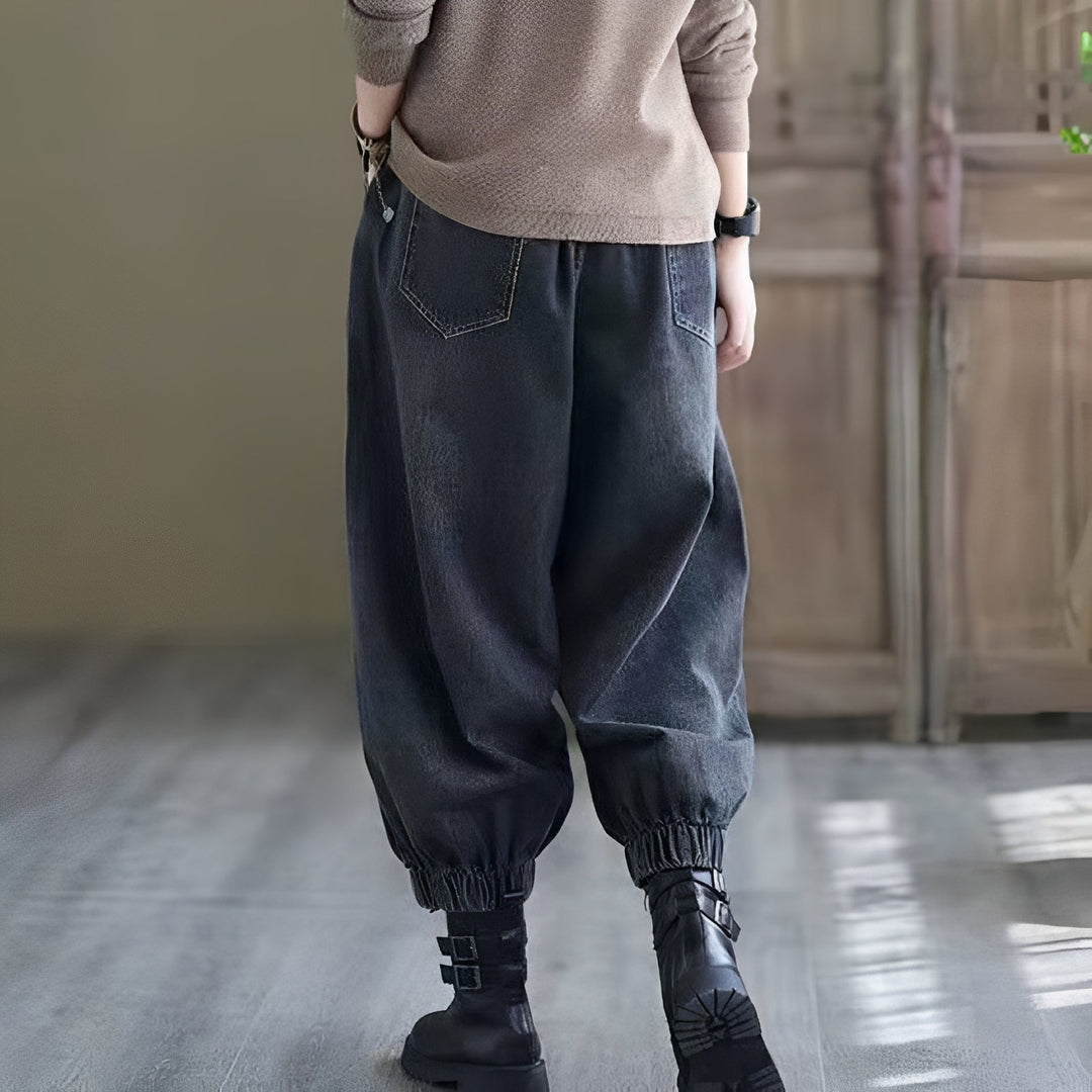 Wygodne casualowe spodnie damskie Maisy. Szerokie nogawki, retro design. Idealne na co dzień, wiosenny styl i komfort.