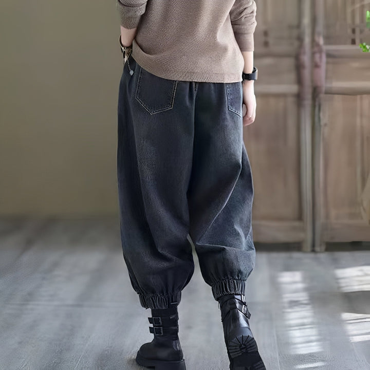 Wygodne casualowe spodnie damskie Maisy. Szerokie nogawki, retro design. Idealne na co dzień, wiosenny styl i komfort.